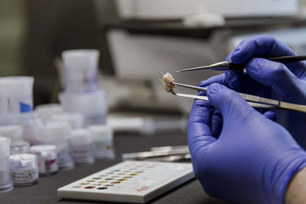 ручное нанесение керамики на коронку