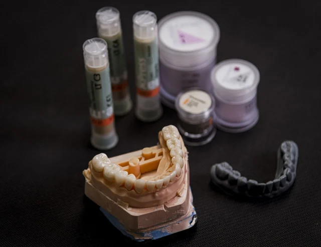 Какие материалы самые надежные для протезов?